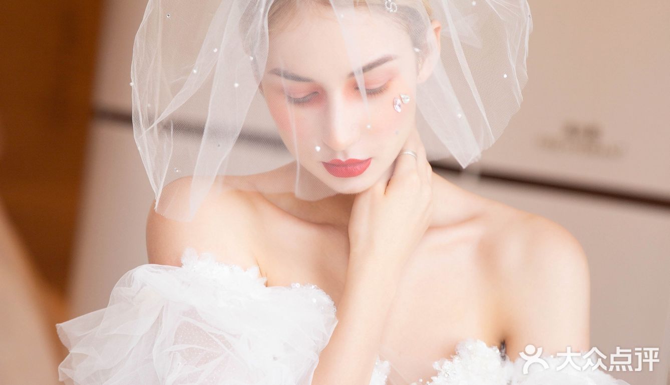都是在逃公主吧加上绝美婚纱真的是仙女！
