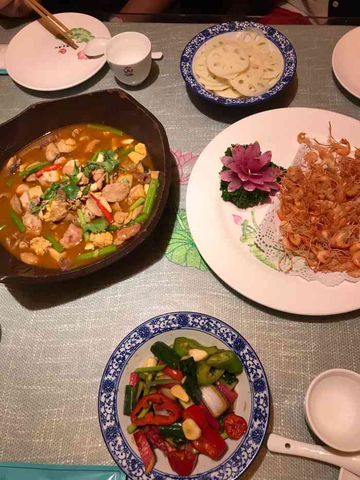 李三元渔村-"[服务铃]很大面积,包房很多,装修花了些.