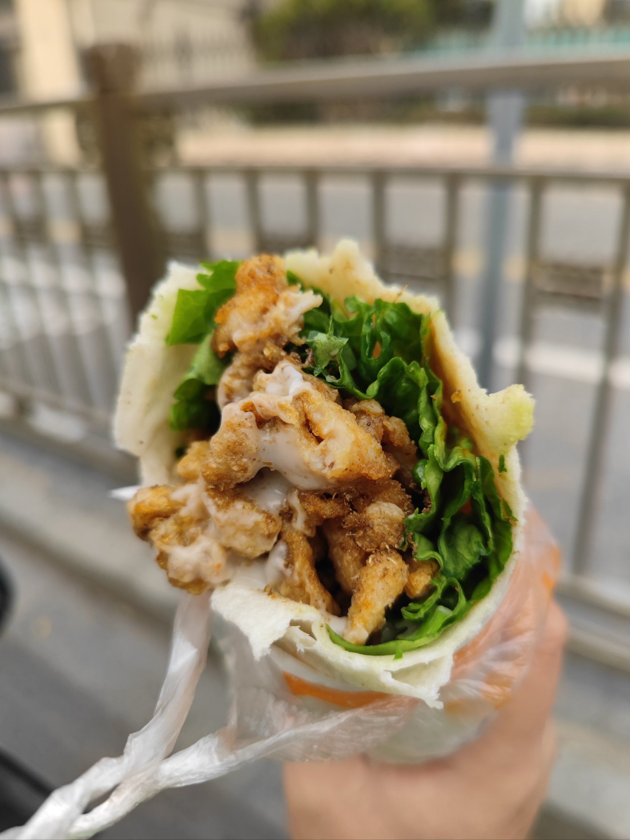 拔草万达广场边上的鸡柳卷饼