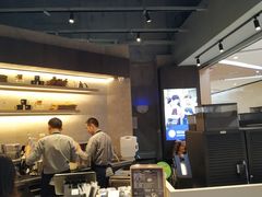 -瑞幸咖啡(岳家嘴地铁站店)