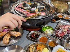 -围炉肉舍•炭烤活鳗•丹东海鲜烤肉(步行街店)