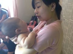 助理小姑娘一直抱着哄宝宝-正午照相馆·全家福·证件照·轻写真