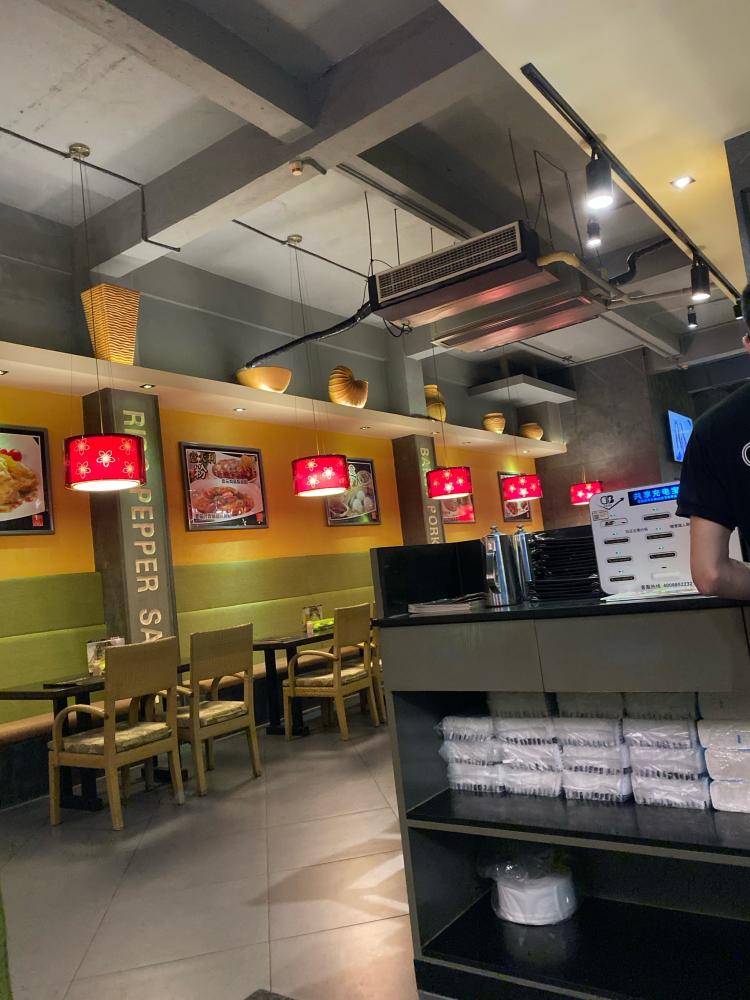 上品茶餐厅-"进去的时候突然想吐 走过去厕所 服务员也.