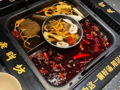 -老牌坊云南鱼豆花火锅(哈西万达店)