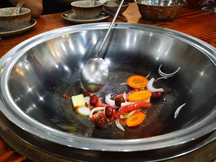 365羊庄铁锅烀羊肉-"在路边上一家小店,位置比较好好找羊肉是.