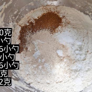 1.用料： 面粉200-300克 盐1/2小勺