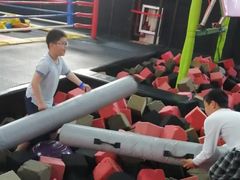 -嘿哟动霸CHUA·新潮玩运动娱乐中心·蹦床滑冰团建乐园