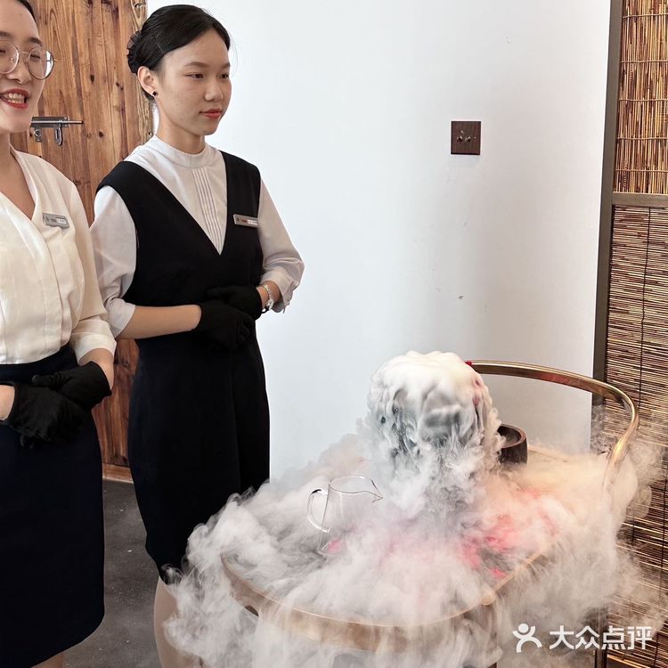 有一处静谧的私宴餐厅，专为追求品质生活的您打造