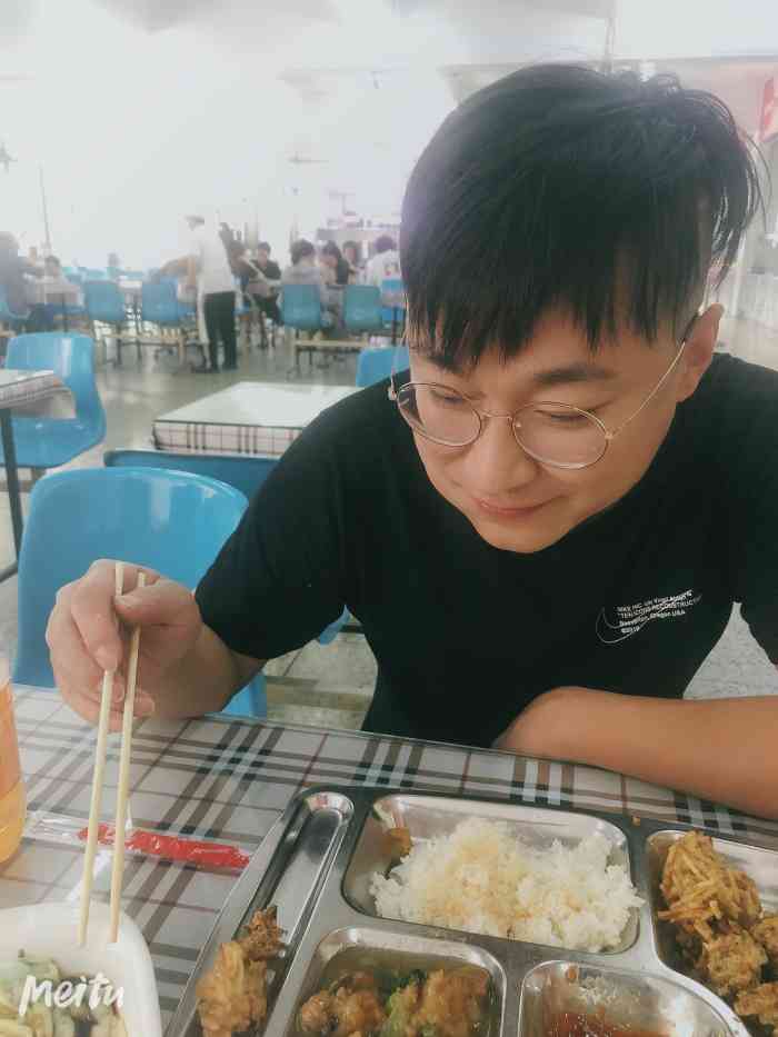 大连民族大学-第2食堂-"坚强的扛过去……在金州学习,晚饭一直在.