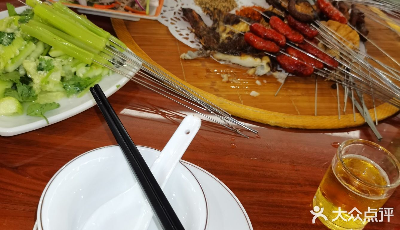 喝啤酒撸烤串小马扎姿势帅