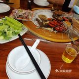 喝啤酒撸烤串小马扎姿势帅