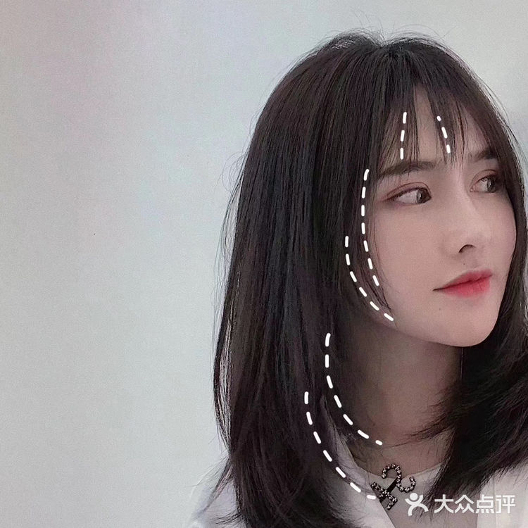 这是一款齐肩卷发，发尾是比较蓬松又不夸张的自然卷度
