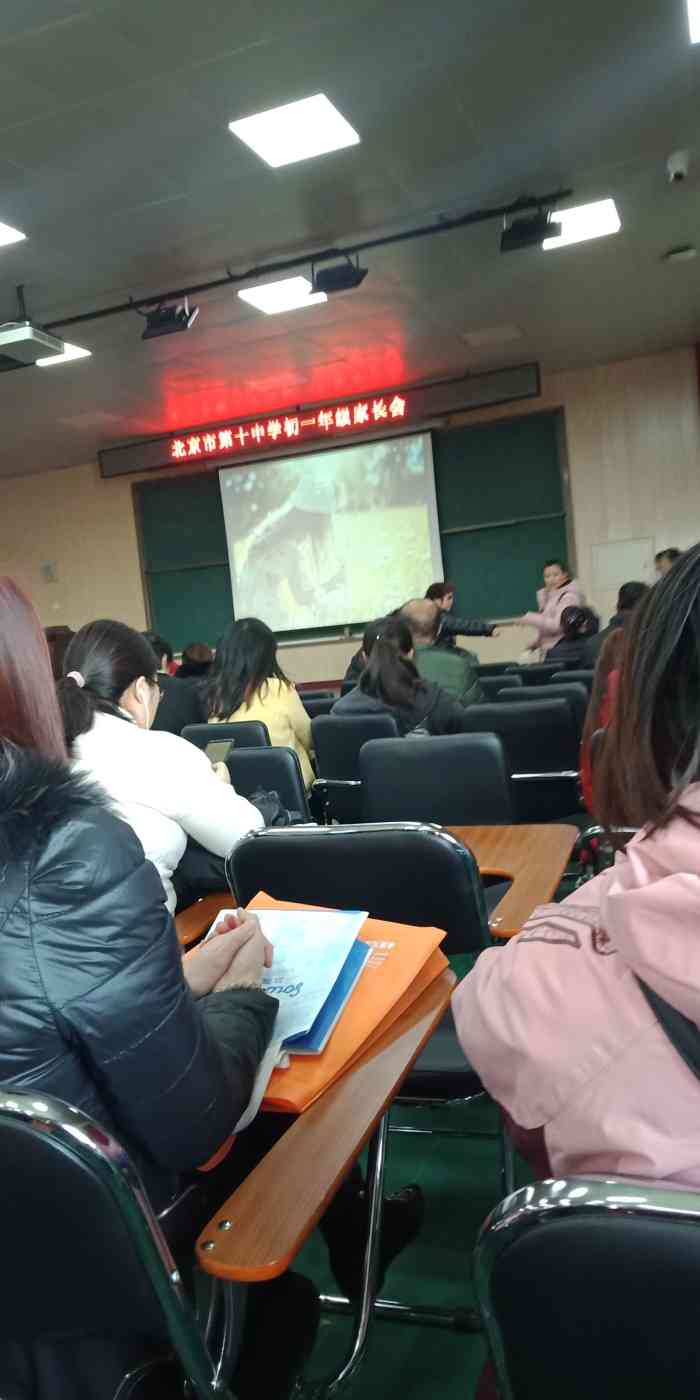 "北京十中位于丰台区长辛店,学校分高中部,.