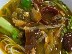 酸菜肉丝米线-越洋肖氏老米线(杨家坪店)