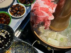 -洞庭洲·防空洞火锅·铜锅涮肉·烧烤(新百广场店)