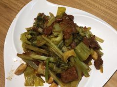 自制酸菜炒牛肉-宏记广东客家菜(丰汇店)
