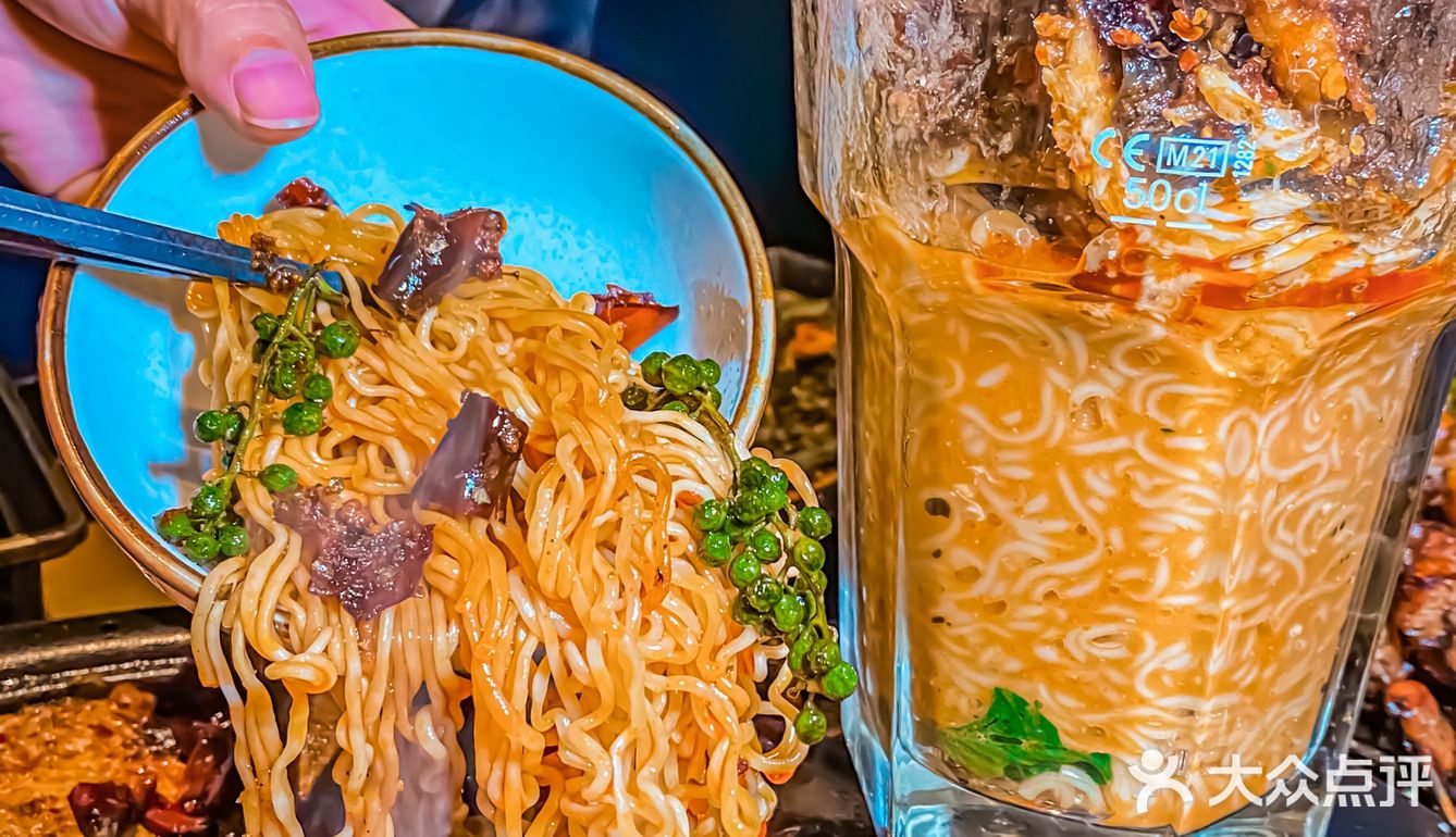 🆘在绝美的星空下，🌃吃经典麻辣烤鱼就问你燃不燃