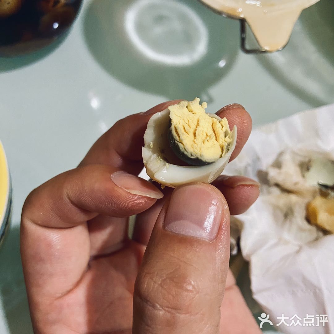糖，香叶加入锅中，加入老抽再次煮3分钟 6、自然放凉