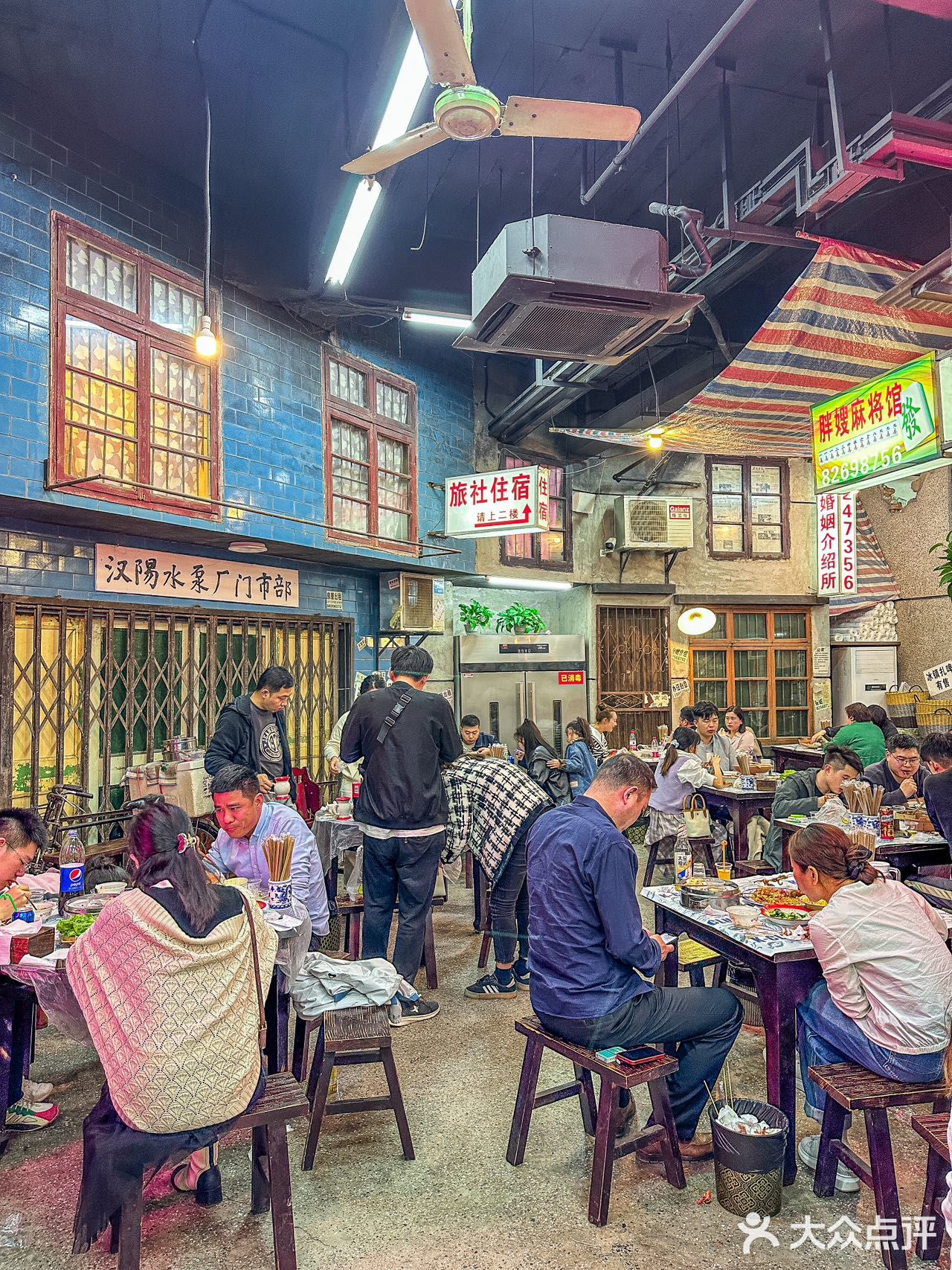 在武汉最复古怀旧的餐厅我竟然吃到了小龙虾饺子 