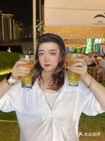 大连星海广场的璀璨灯光下 我发现了——柔杉家