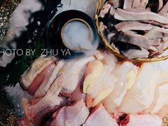 -洪氏嗨捞·广东猪肚鸡·椰子鸡火锅(西咸万象城店)