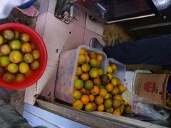 等着被榨的橙子们，看着其实不大卫生-马拉桑果汁(龙头路总店)