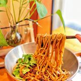 有幸偶遇到双子塔对面这家酸辣粉，一整碗都炫完了[笑哭]