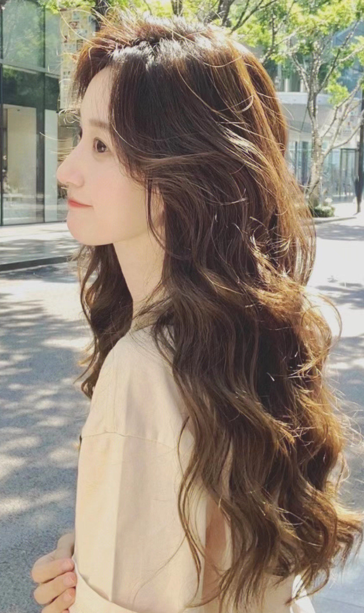 波浪卷是一种流行发型,以弯曲,蓬松的卷发