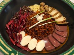 传统牛油锅底-有拈头成都市井火锅(老门东店)