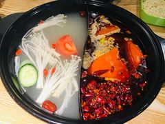 鸳鸯锅-百味源炭火烤翅 ·夜市大排档(酒仙桥店)