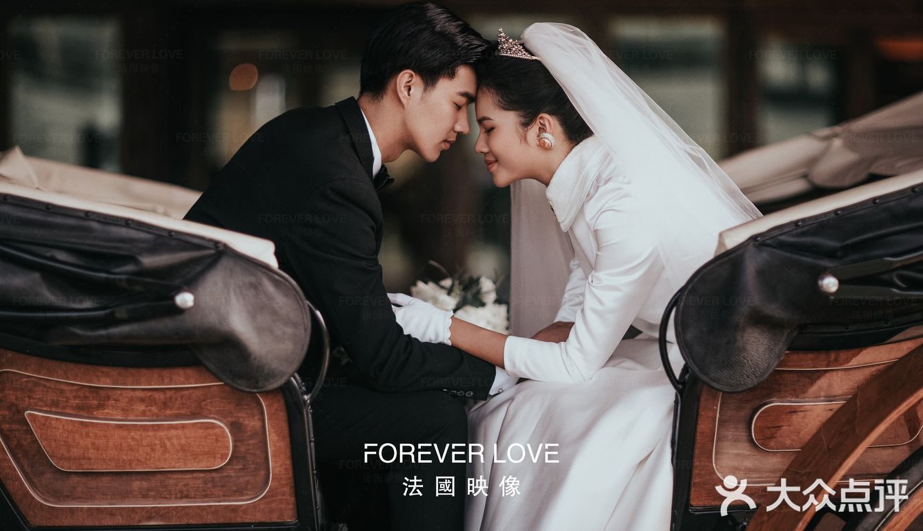 乘坐马车巡游，在古堡前拍婚纱照