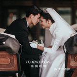 乘坐马车巡游，在古堡前拍婚纱照