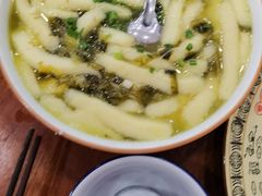 酸菜糍粑汤-石磨豆花家常菜·牦牛排土火锅