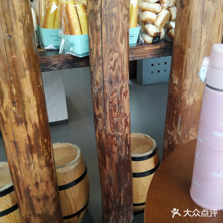 一面墙上有酒的装饰，里面靠窗的一面还有休息用餐区