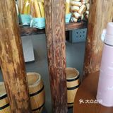 一面墙上有酒的装饰，里面靠窗的一面还有休息用餐区