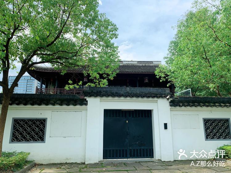 这个美术馆在京杭大运河旁边的一个公园,不往非机动车道走就找不