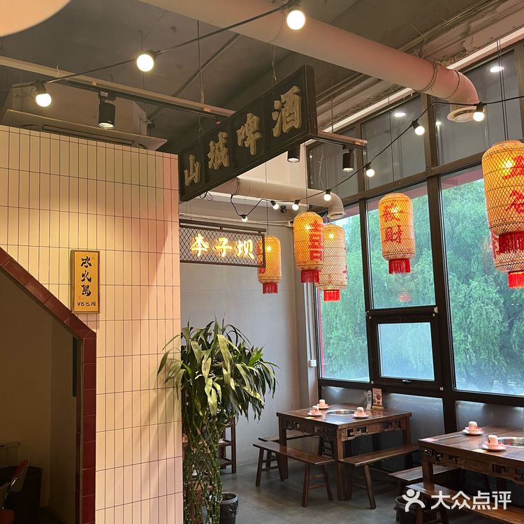 服务员统一身着民国时期的学生装，贴心地为顾客提供小发圈
