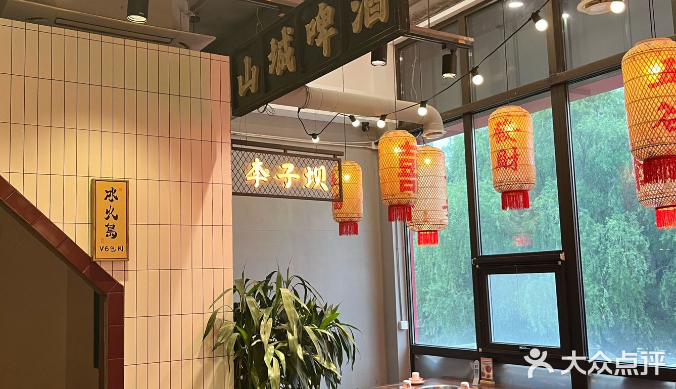 服务员统一身着民国时期的学生装，贴心地为顾客提供小发圈