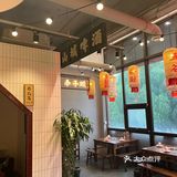 服务员统一身着民国时期的学生装，贴心地为顾客提供小发圈