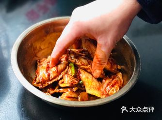 料酒，腌制2-3个小时，烤箱预热，烤翅上刷蜂蜜和油