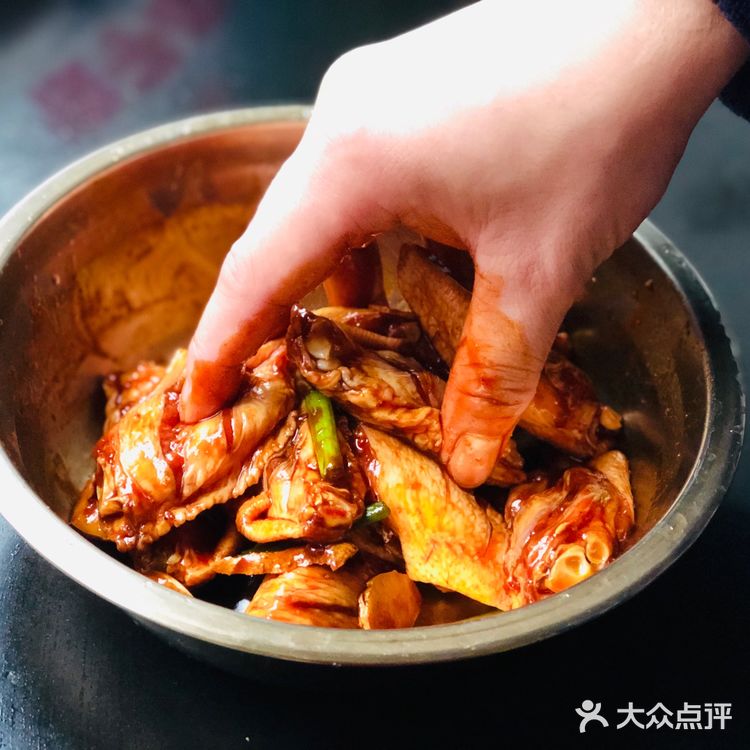 料酒，腌制2-3个小时，烤箱预热，烤翅上刷蜂蜜和油