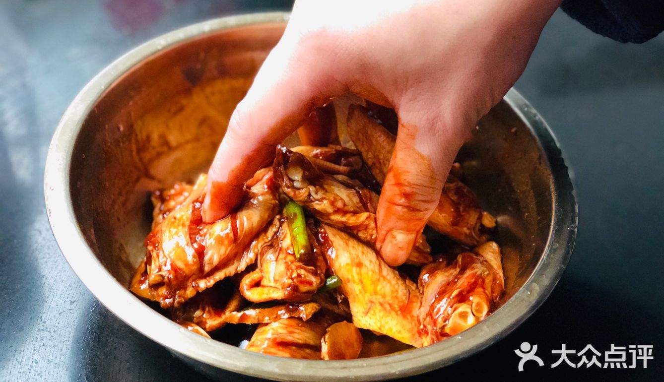 料酒，腌制2-3个小时，烤箱预热，烤翅上刷蜂蜜和油