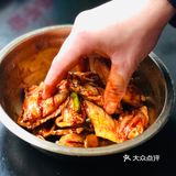 料酒，腌制2-3个小时，烤箱预热，烤翅上刷蜂蜜和油