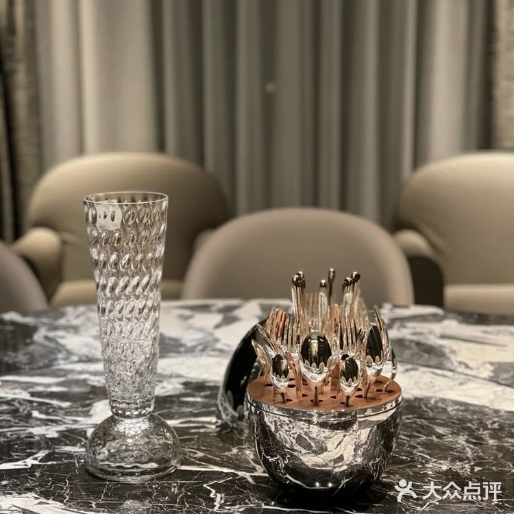 🏡1000㎡|黑白灰调+奢石质感