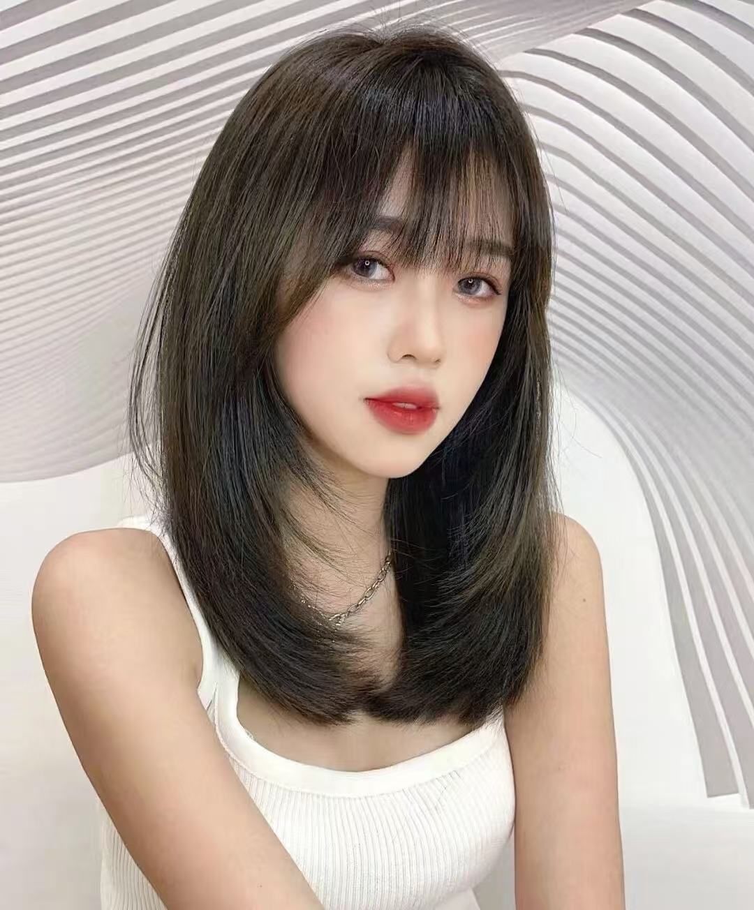 初恋刘海修饰发际线宽额头,脸型显小发型简约高级,整体给人感觉甜美