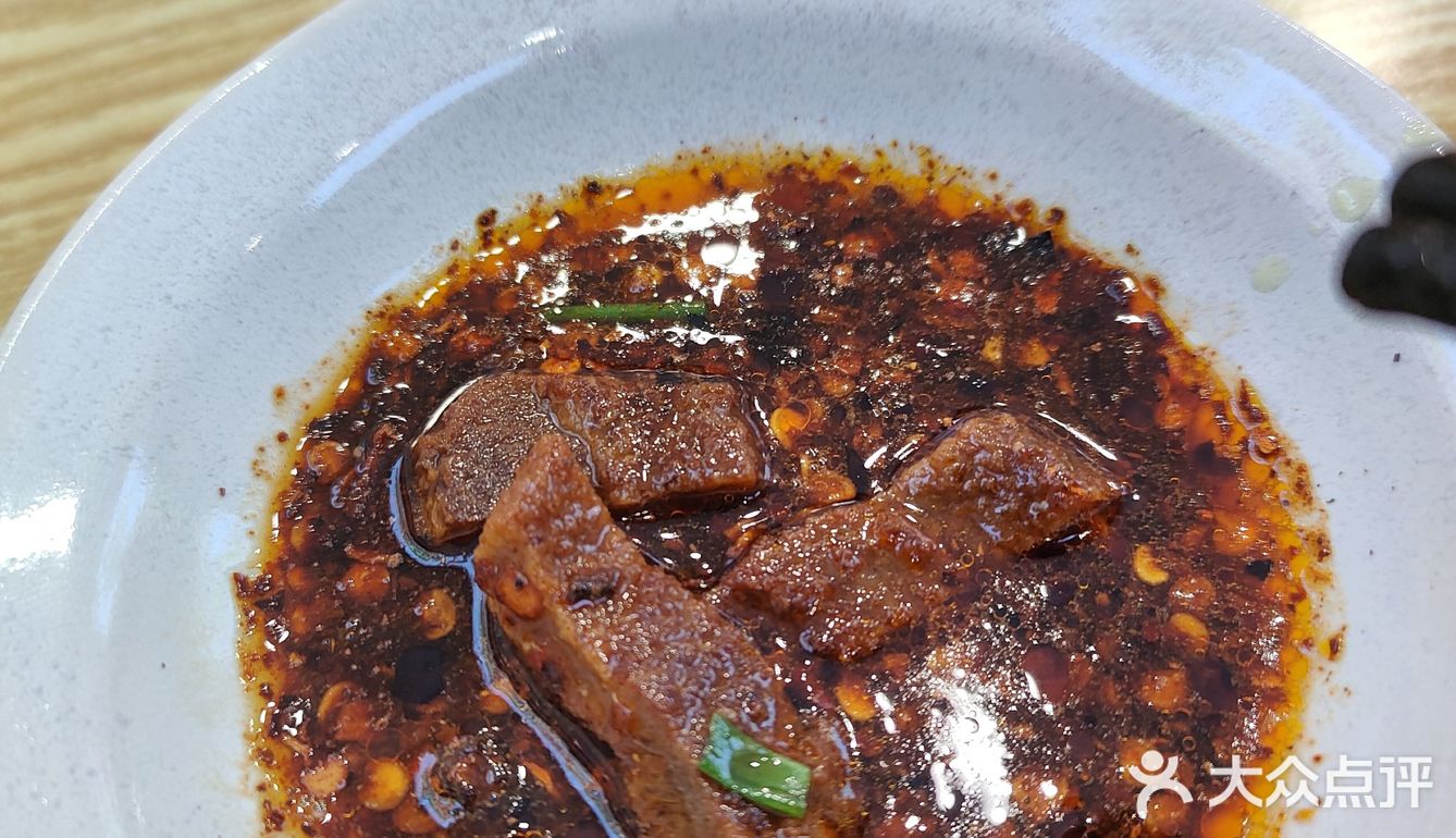 因为我最近很喜欢吃脆哨。端上来比较小的一碗捞饭