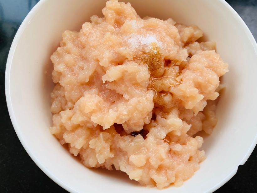 鸡肉泥加入黄酒和盐,搅拌均匀,腌制一会.