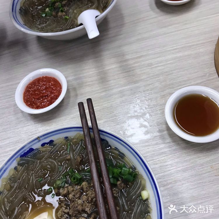 咬开一个小口吸干汁水，让米醋流入，那味道真是让人想念