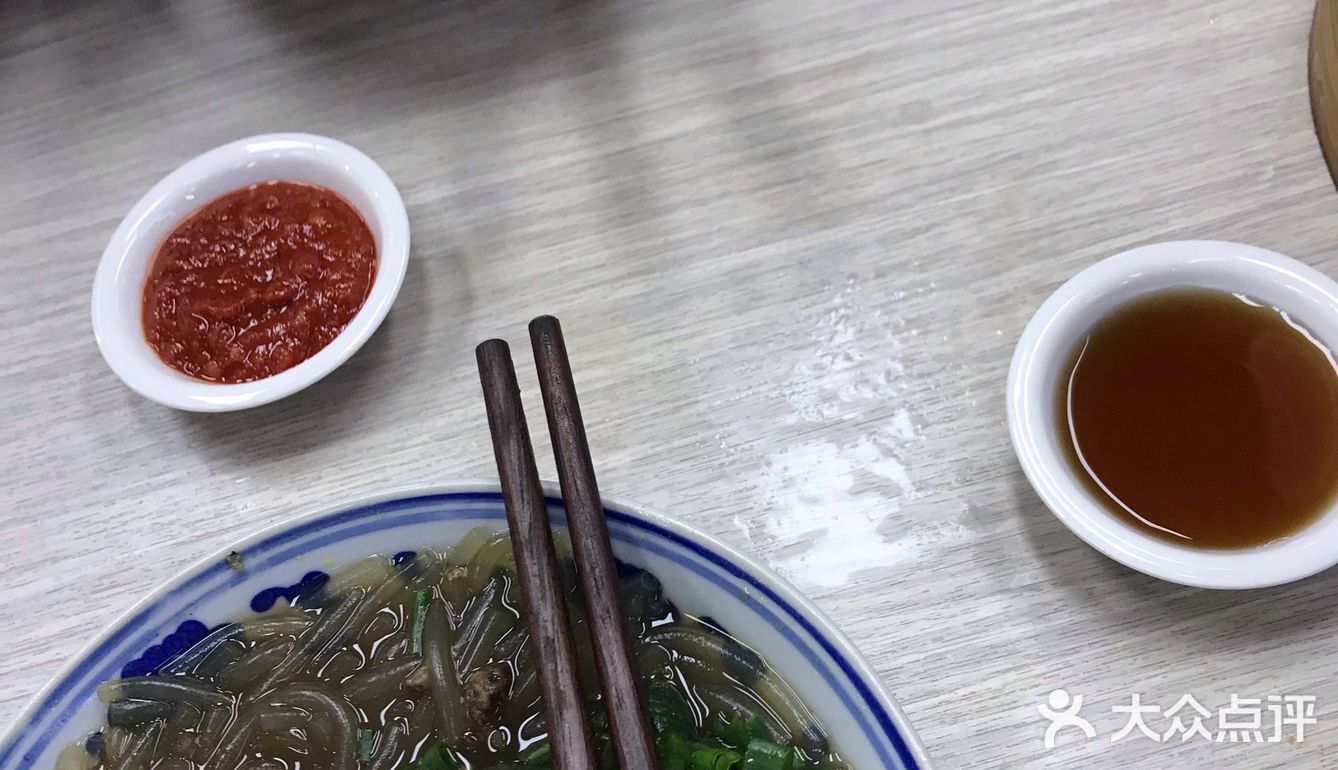 咬开一个小口吸干汁水，让米醋流入，那味道真是让人想念