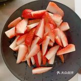 请姐妹吃我做的牛奶草莓布丁[调皮][调皮]